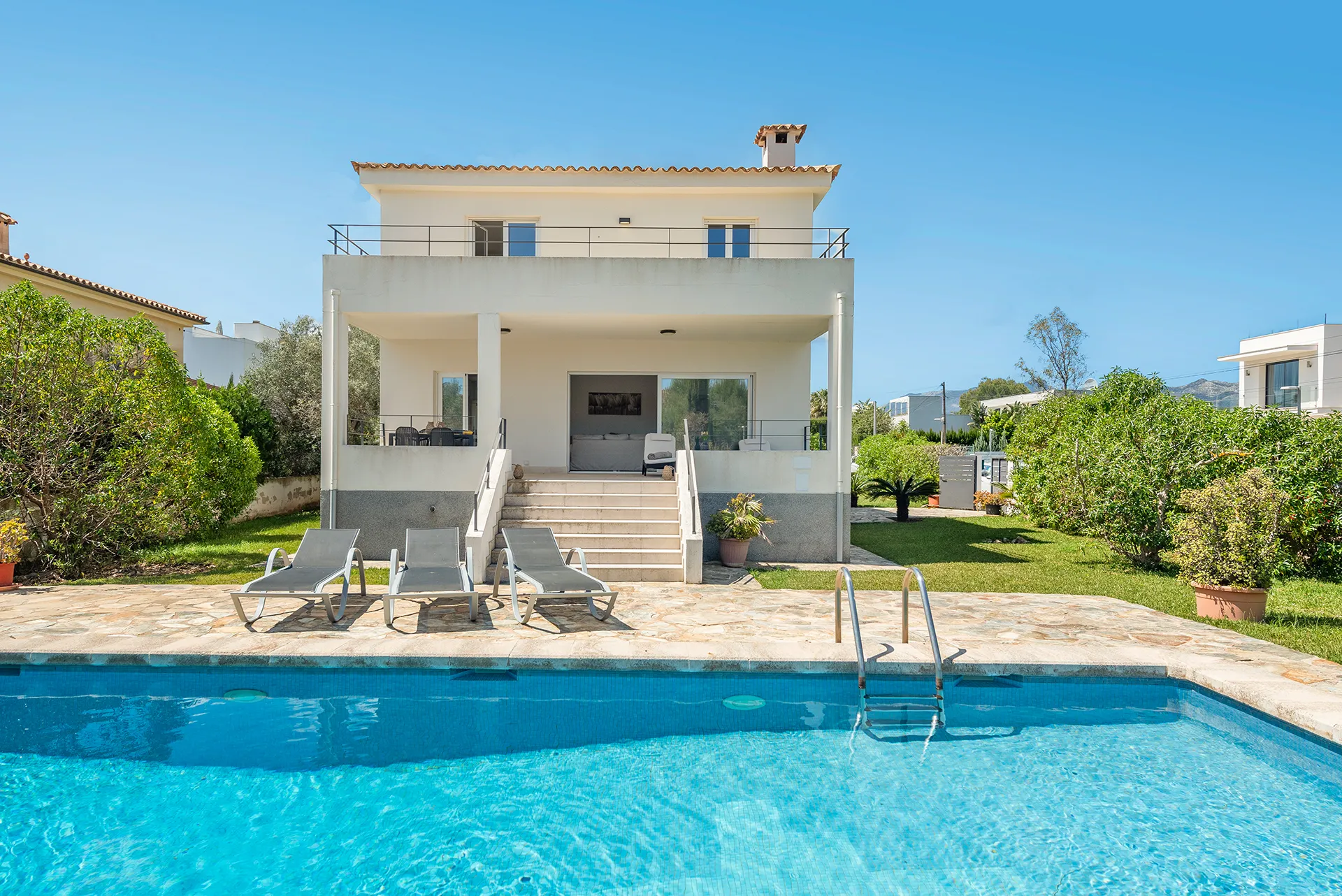 Solig villa med pool och semesteruthyrningslicens i lugnt bostadsområde, Puerto Pollensa-2
