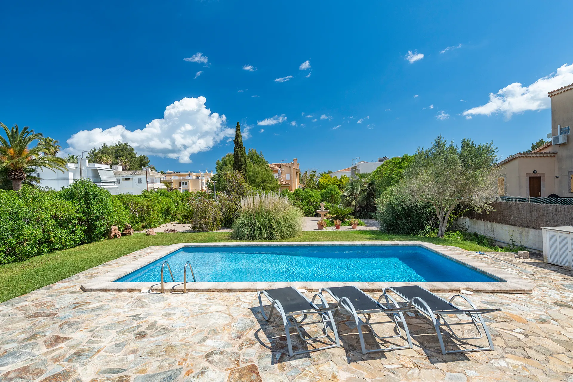 Solig villa med pool och semesteruthyrningslicens i lugnt bostadsområde, Puerto Pollensa-4