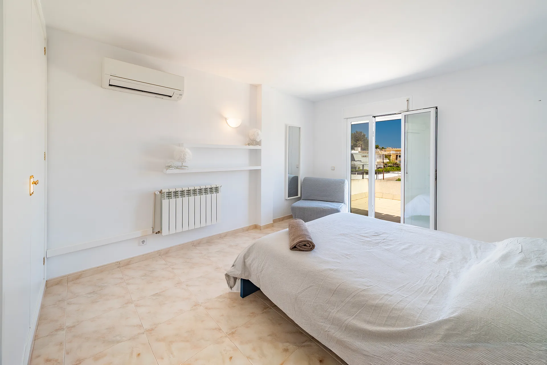 Solig villa med pool och semesteruthyrningslicens i lugnt bostadsområde, Puerto Pollensa-16