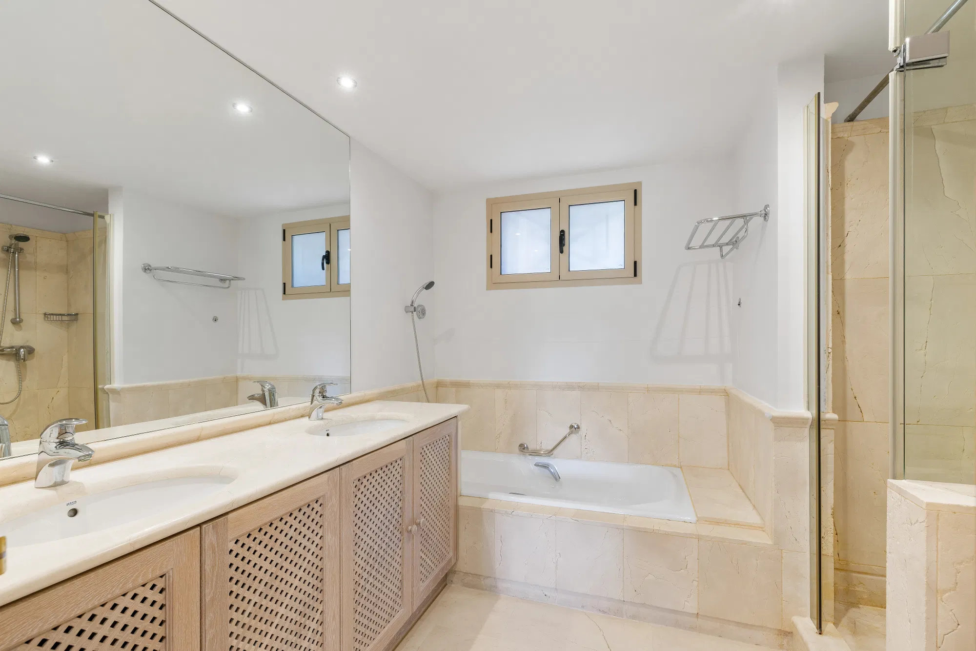 Sunny apartment in exclusive residential complex-10