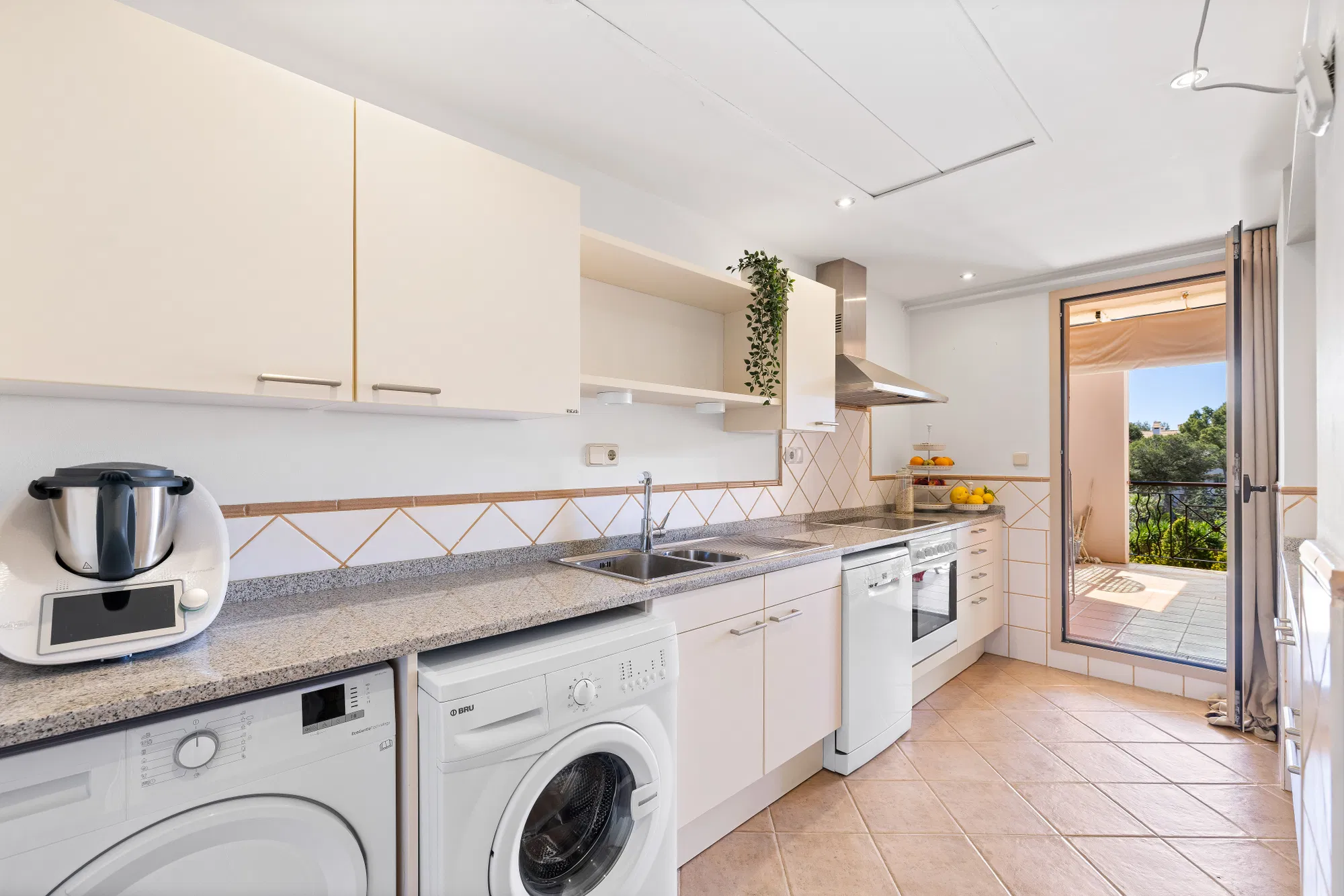 Sunny apartment in exclusive residential complex-7