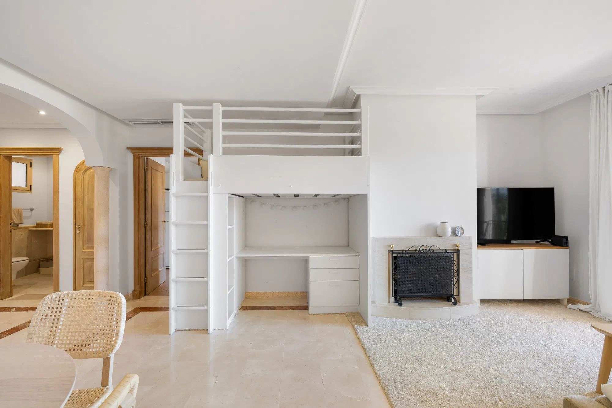 Sunny apartment in exclusive residential complex-5