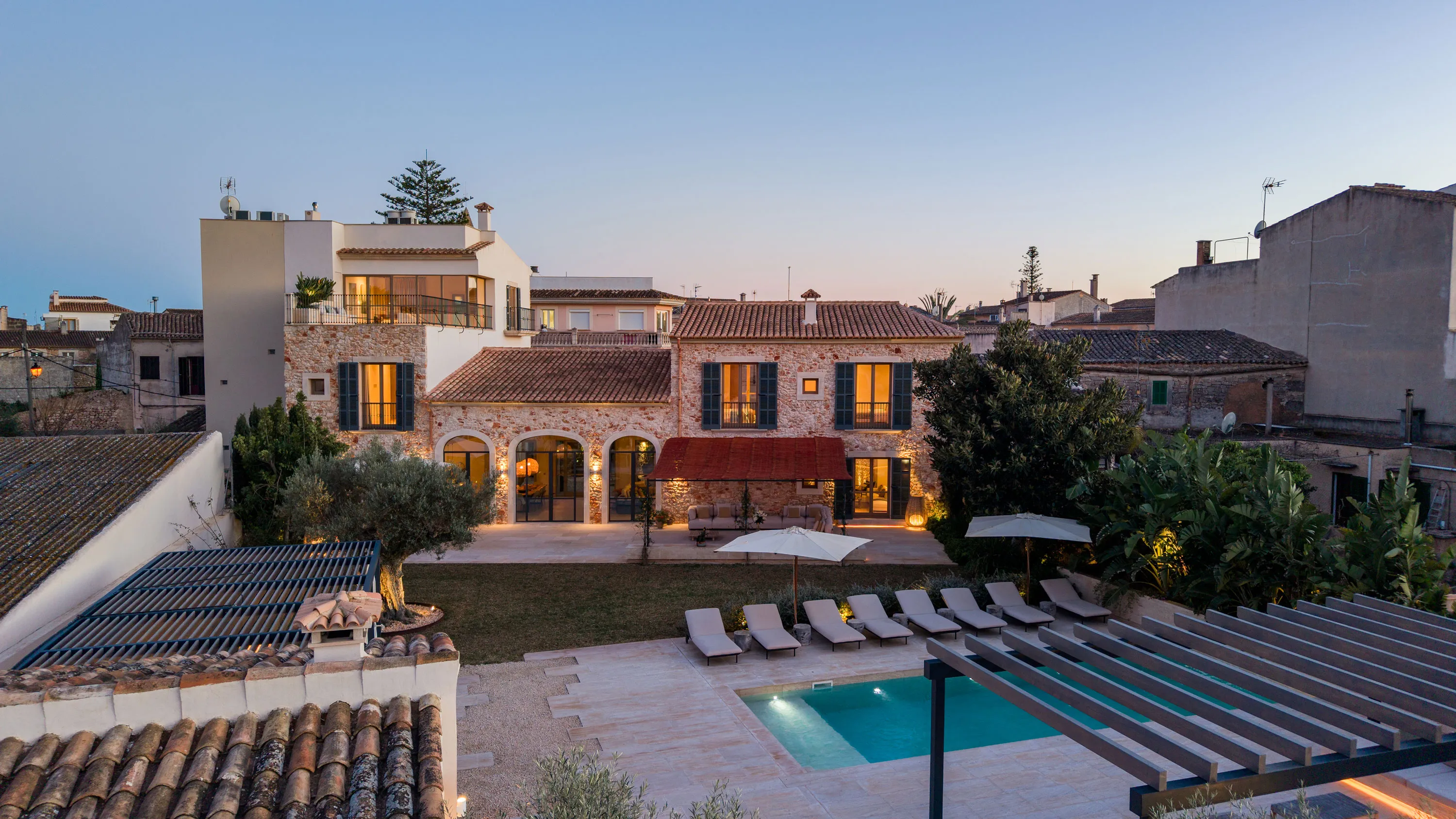 Luxury townhouse with an impressive garden-19