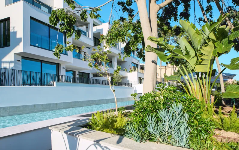 Klar til at flytte ind: Nybygget lejlighed af høj kvalitet med havudsigt