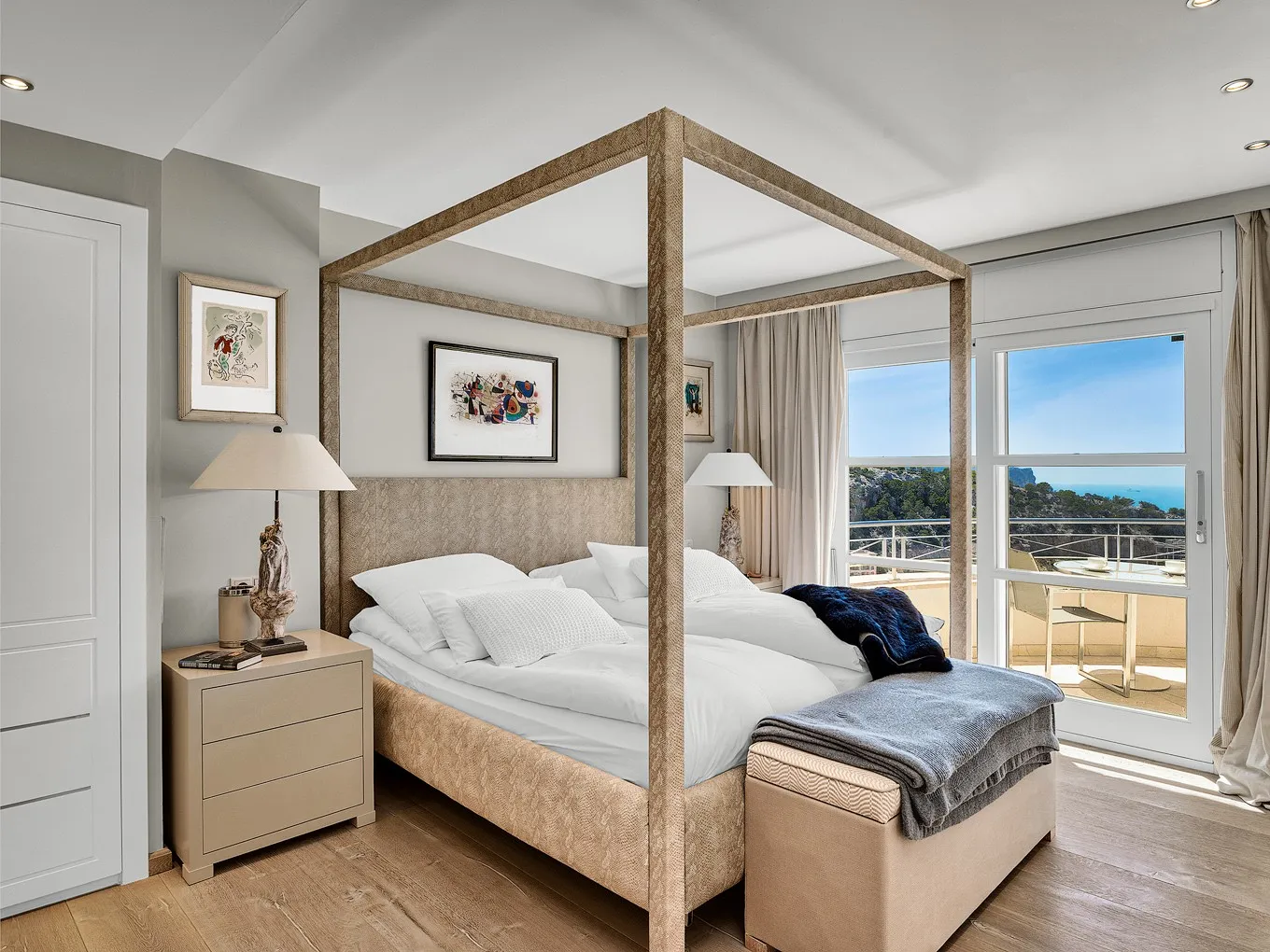 Luxury penthouse with stunning harbour views-11