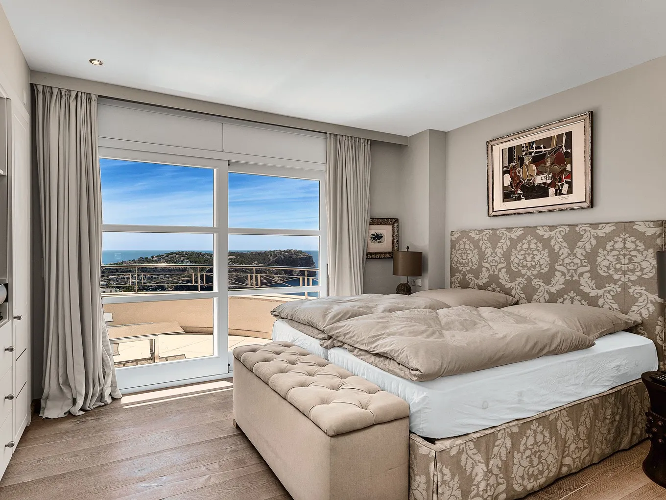 Luxury penthouse with stunning harbour views-13