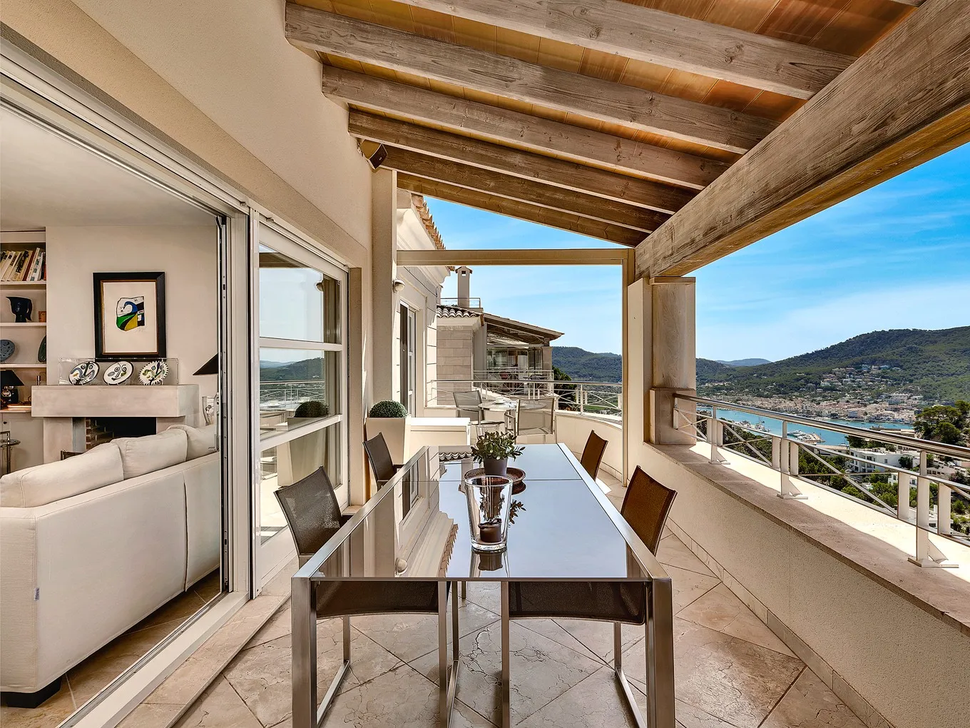 Luxury penthouse with stunning harbour views-6