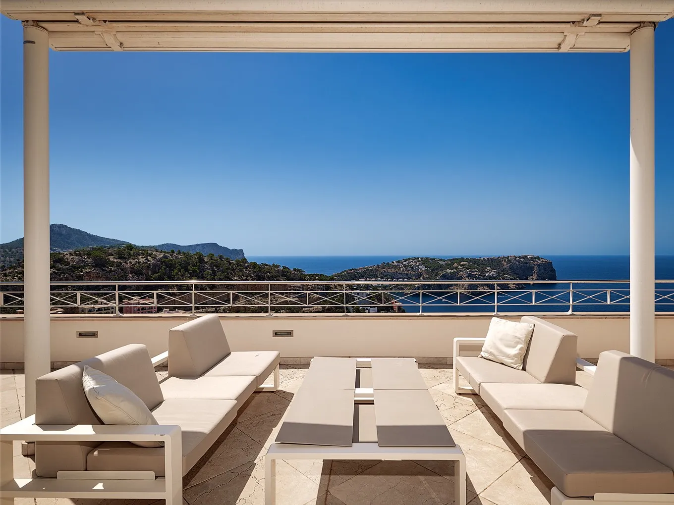 Luxury penthouse with stunning harbour views-18