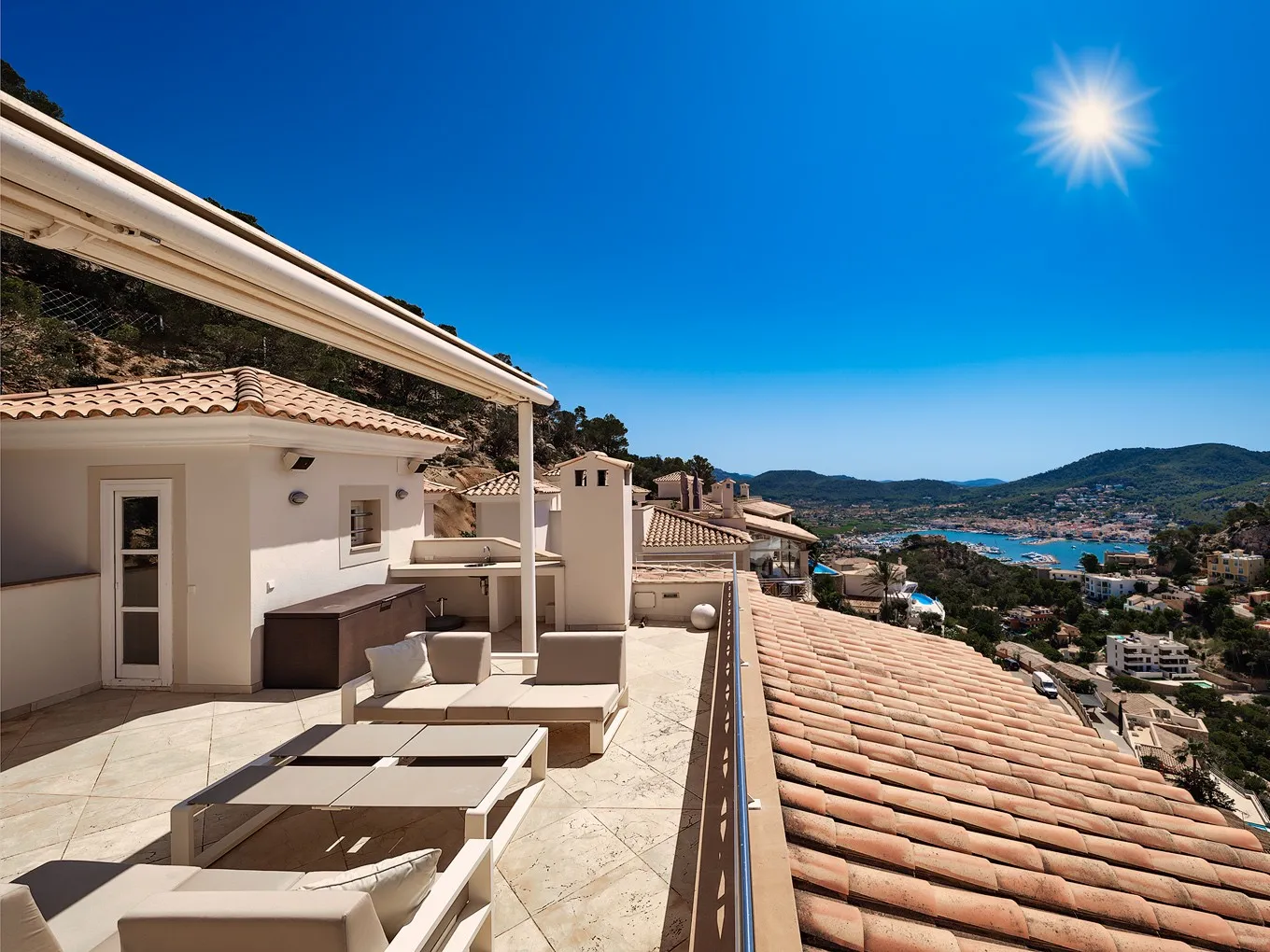 Luxury penthouse with stunning harbour views-1