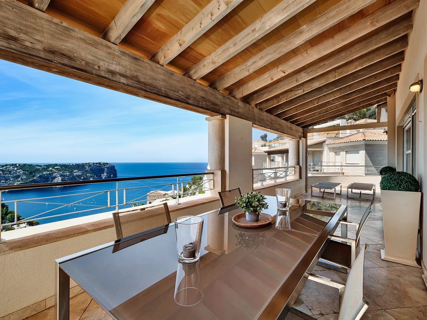 Luxury penthouse with stunning harbour views-2