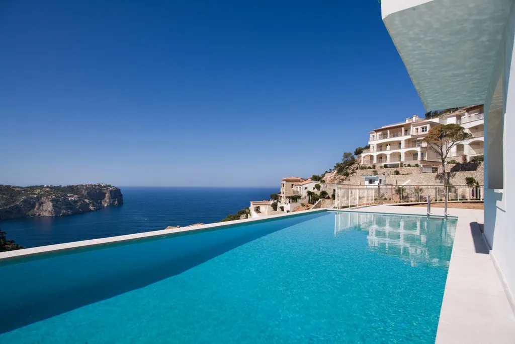 Luxury penthouse with stunning harbour views-17