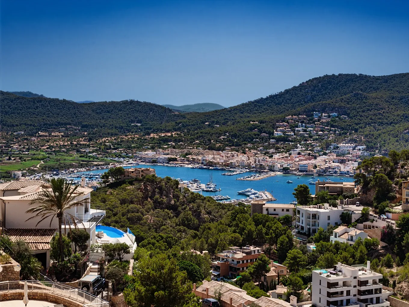 Luxury penthouse with stunning harbour views-21