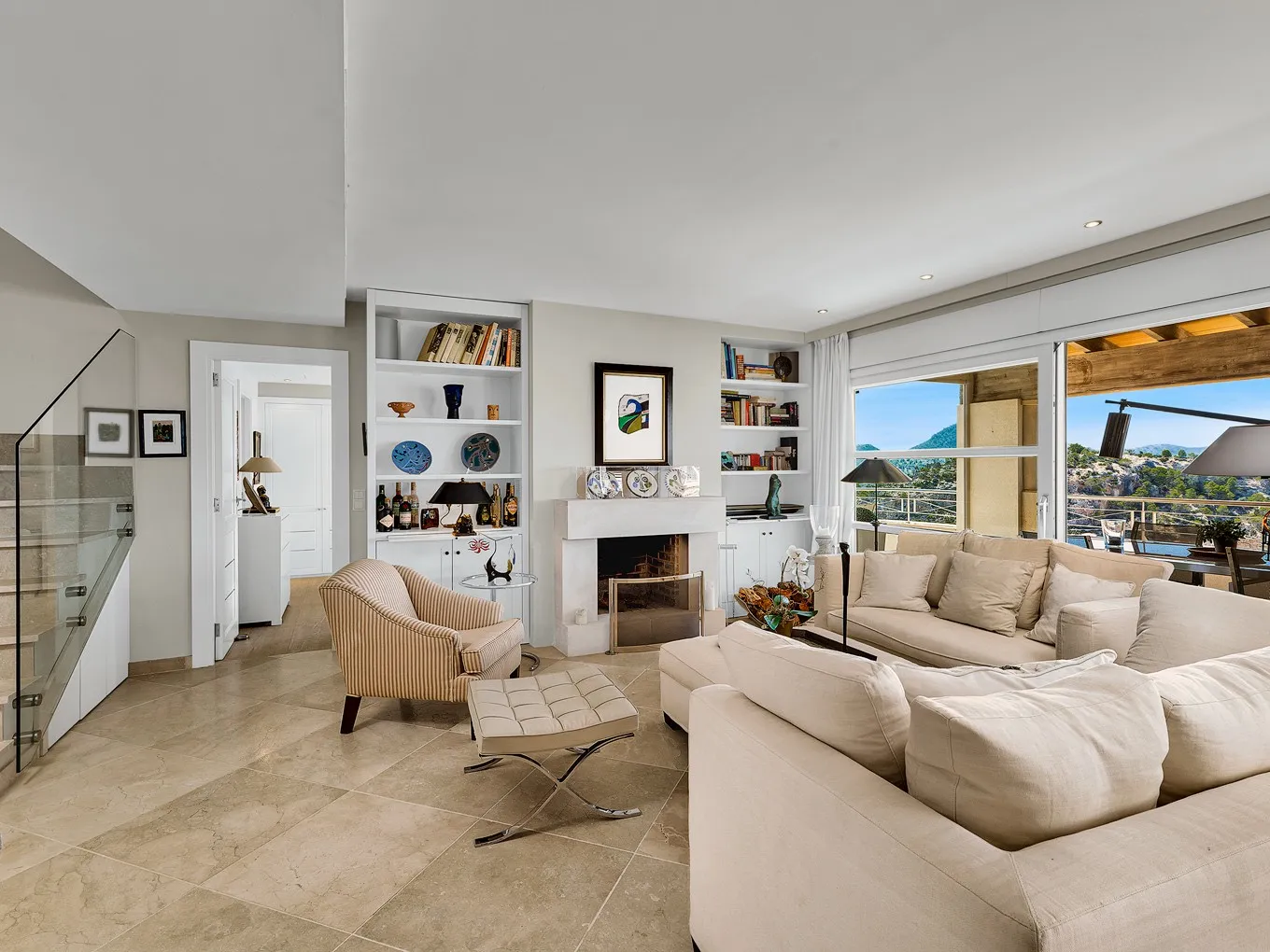 Luxury penthouse with stunning harbour views-5