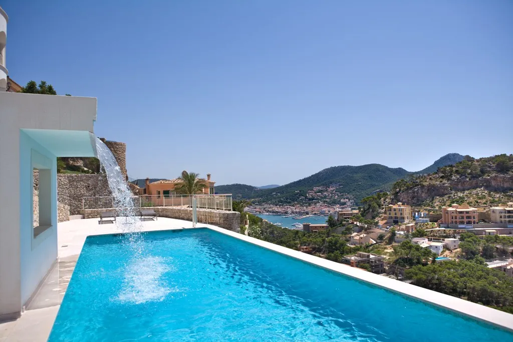 Luxury penthouse with stunning harbour views-8