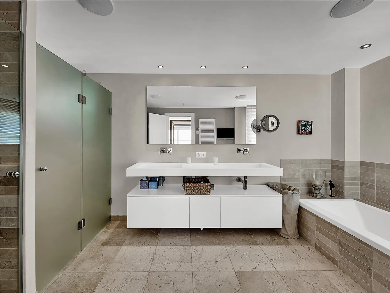 Luxury penthouse with stunning harbour views-12