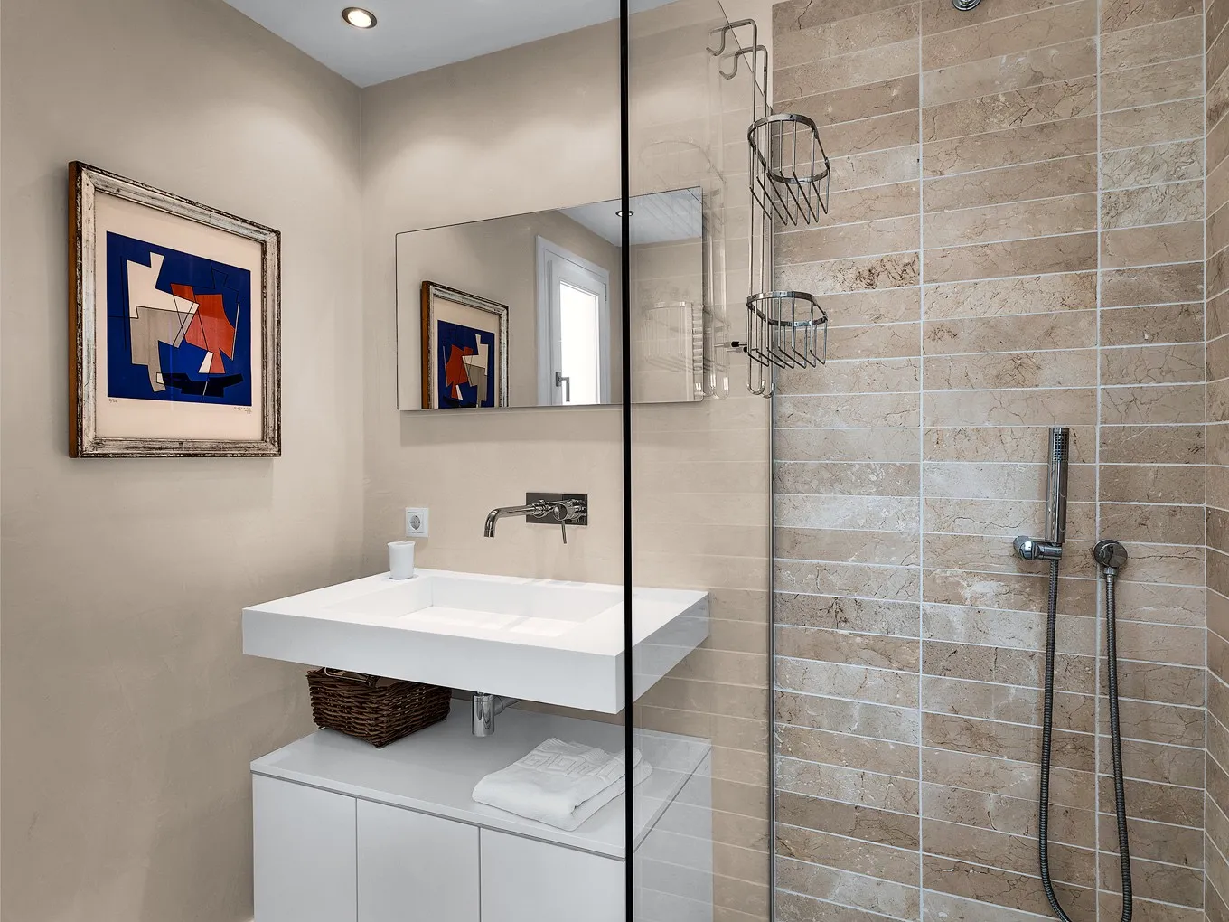 Luxury penthouse with stunning harbour views-16