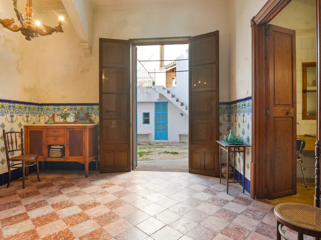 Historisk bygning med gårdhave i Llucmajor-5