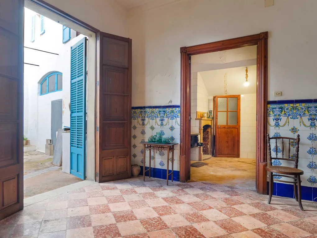 Historisk bygning med gårdhave i Llucmajor-4