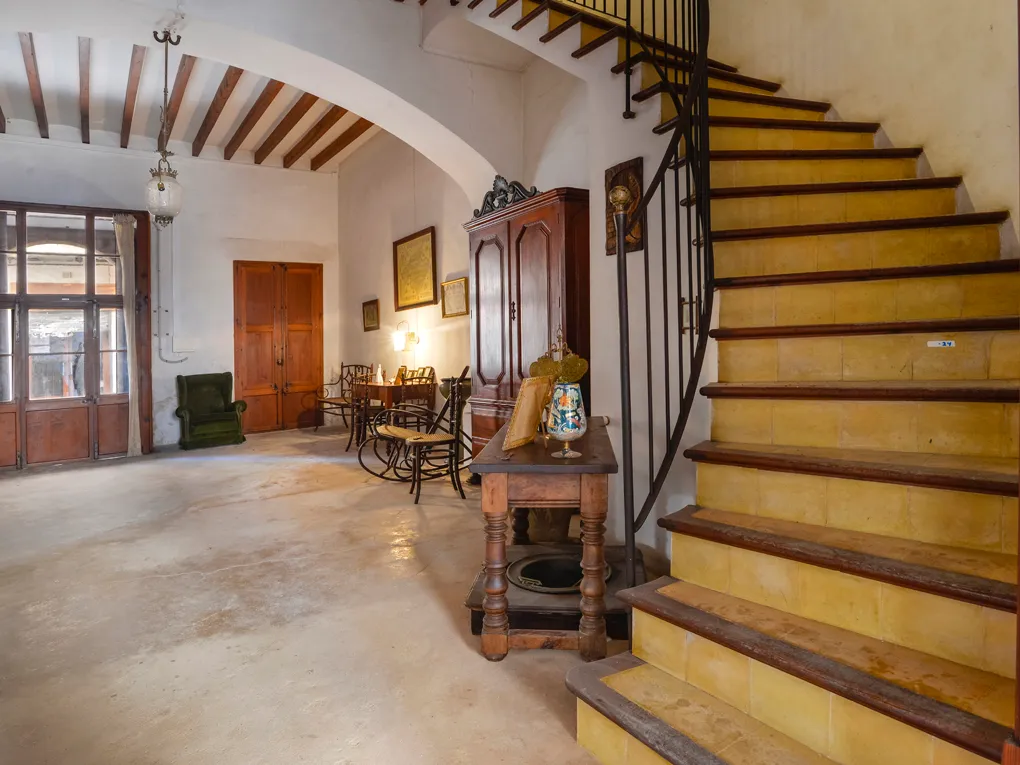 Historisk bygning med gårdhave i Llucmajor-2