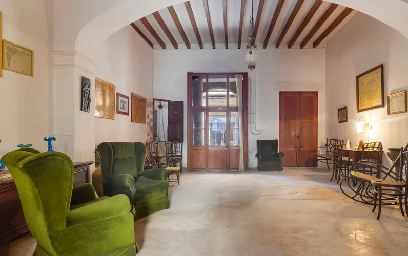 Edificio storico con cortile a Llucmajor