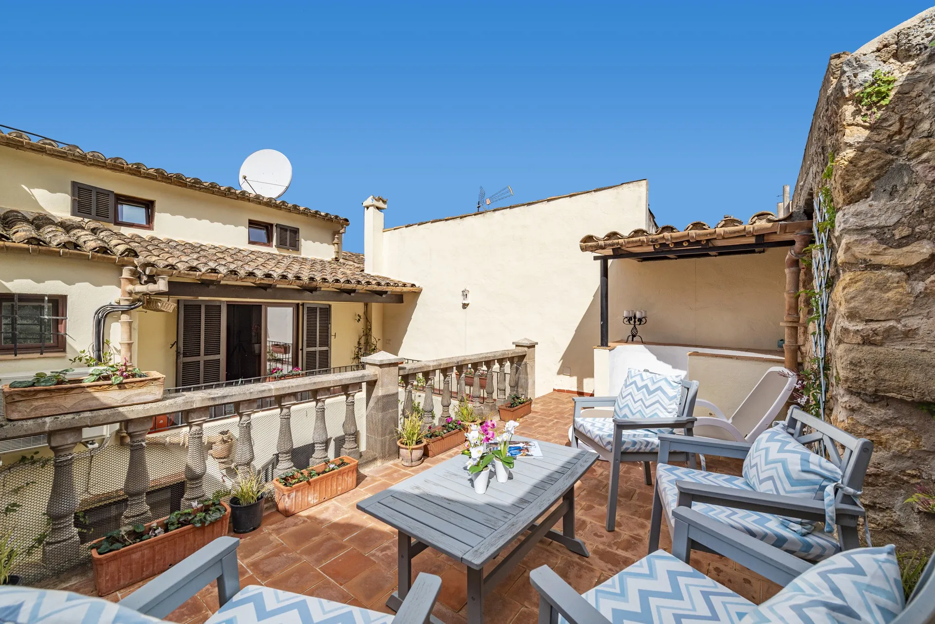 Lovely townhouse in the heart of Pollensa with outdoor space-3