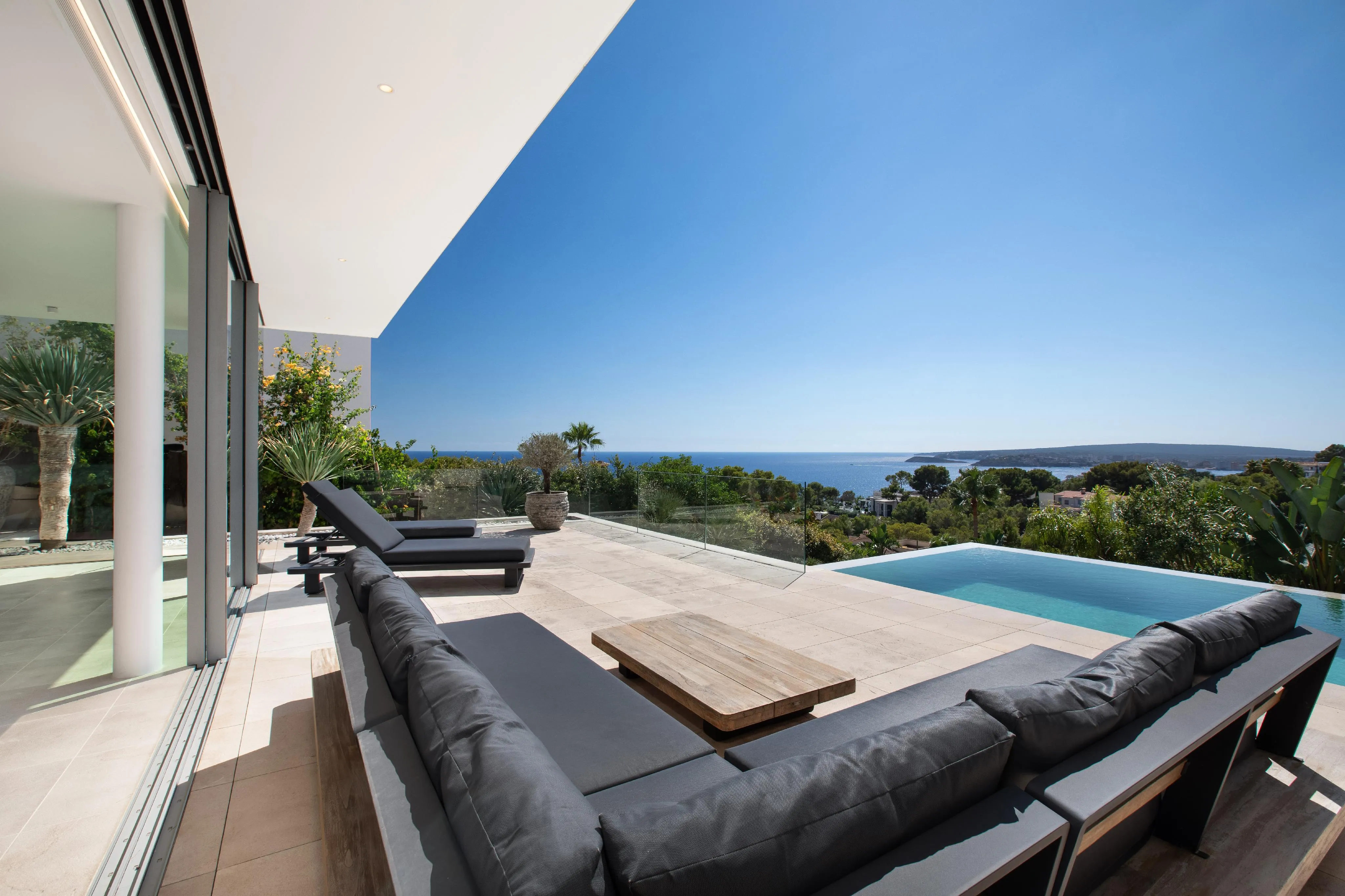 First-class sea view villa within walking distance to the port of Portals-2