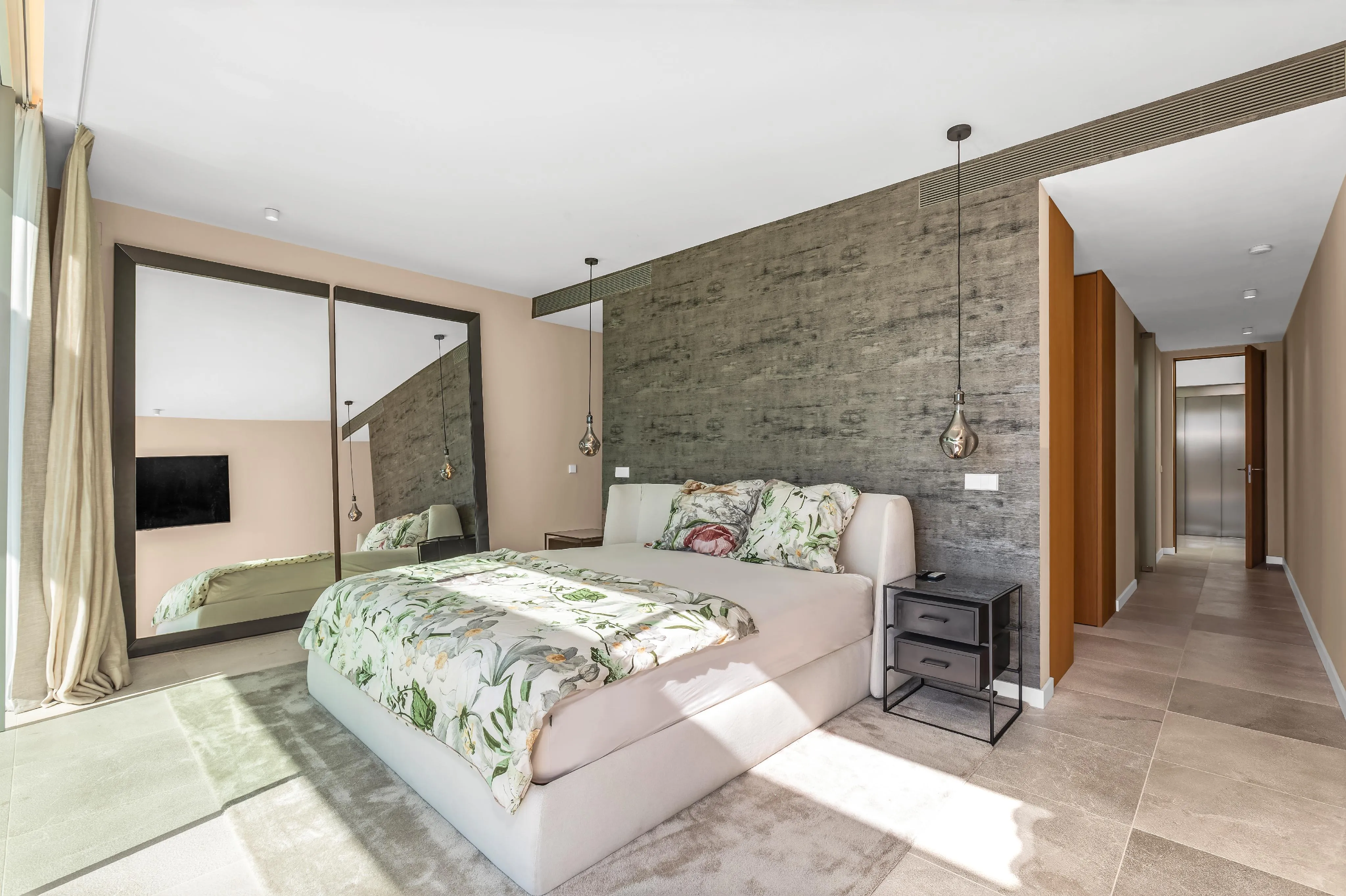 First-class sea view villa within walking distance to the port of Portals-9