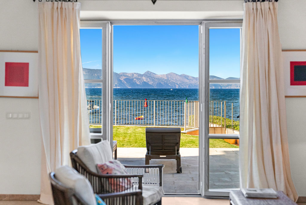 Spectacular villa with 5 en-suite bedrooms on the seafront in Alcudia-12