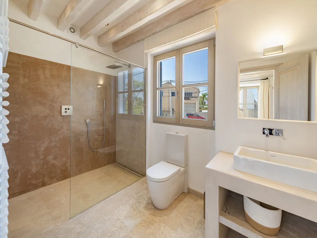 Spectacular villa with 5 en-suite bedrooms on the seafront in Alcudia-17