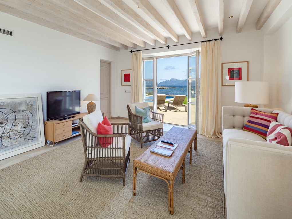 Spectacular villa with 5 en-suite bedrooms on the seafront in Alcudia-8