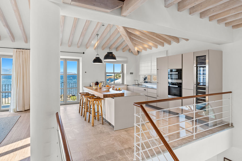 Spectacular villa with 5 en-suite bedrooms on the seafront in Alcudia-9