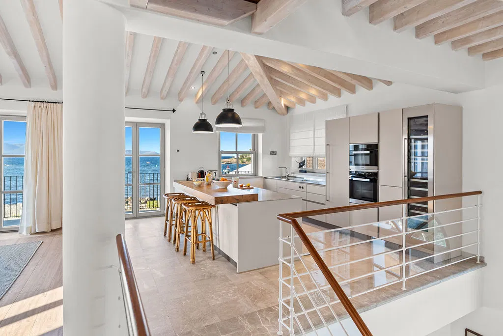 Spectacular villa with 5 en-suite bedrooms on the seafront in Alcudia-9
