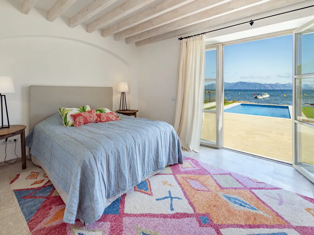 Spectacular villa with 5 en-suite bedrooms on the seafront in Alcudia-14