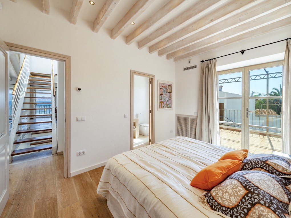 Spectacular villa with 5 en-suite bedrooms on the seafront in Alcudia-19