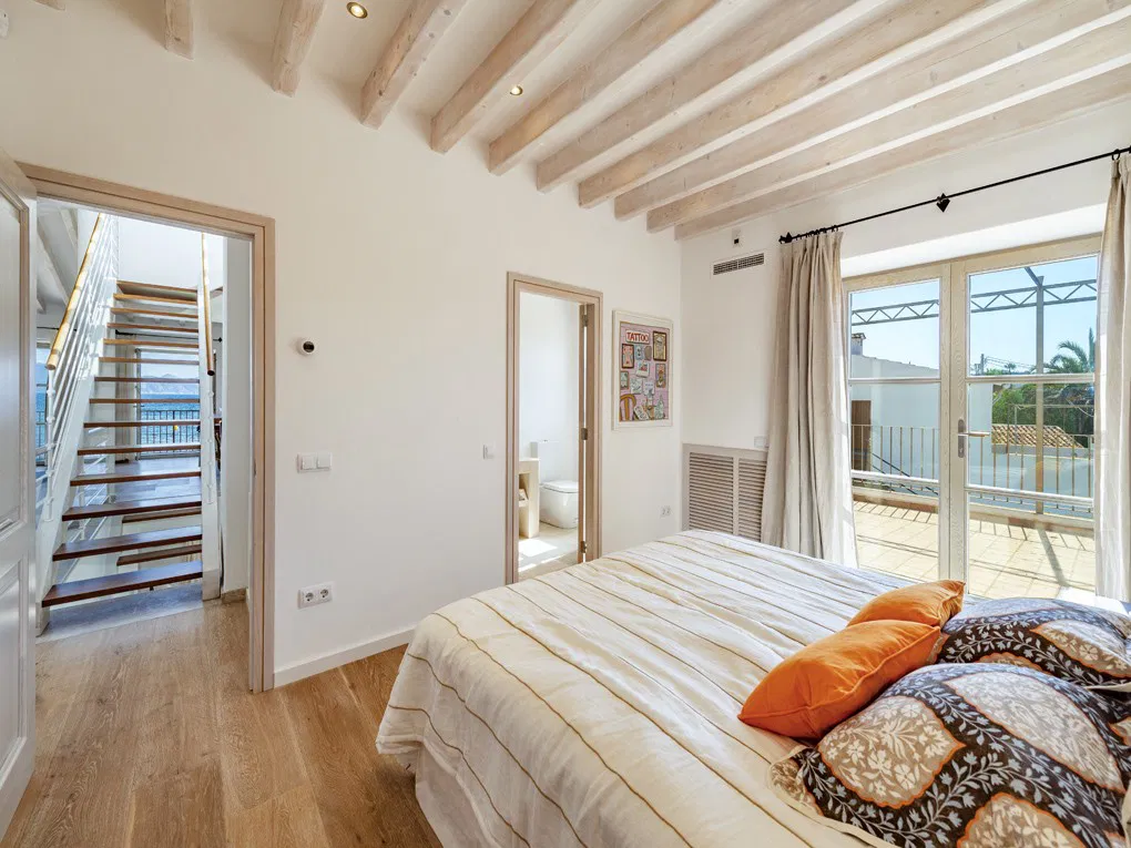 Spectacular villa with 5 en-suite bedrooms on the seafront in Alcudia-19