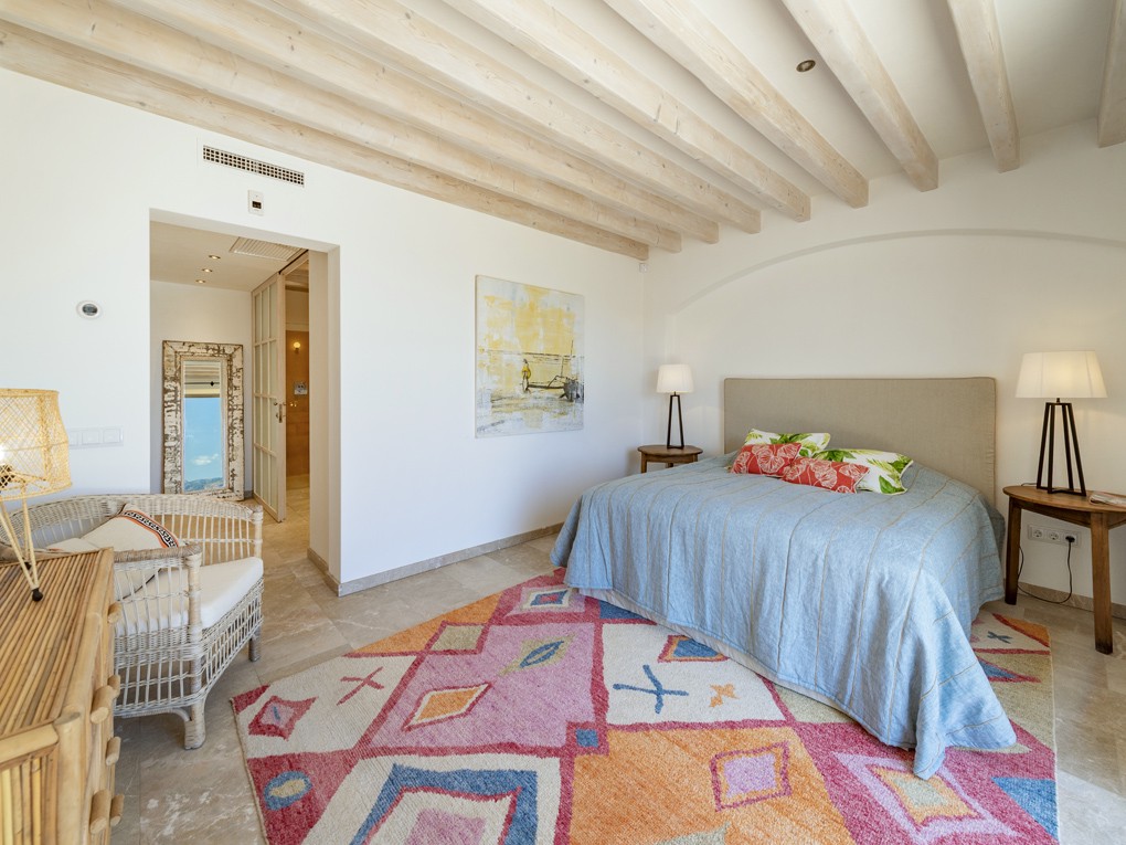 Spectacular villa with 5 en-suite bedrooms on the seafront in Alcudia-15