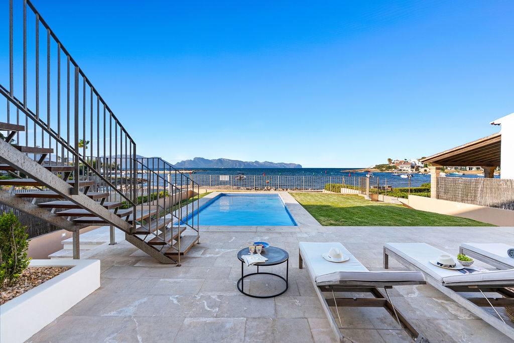 Spectacular villa with 5 en-suite bedrooms on the seafront in Alcudia-23