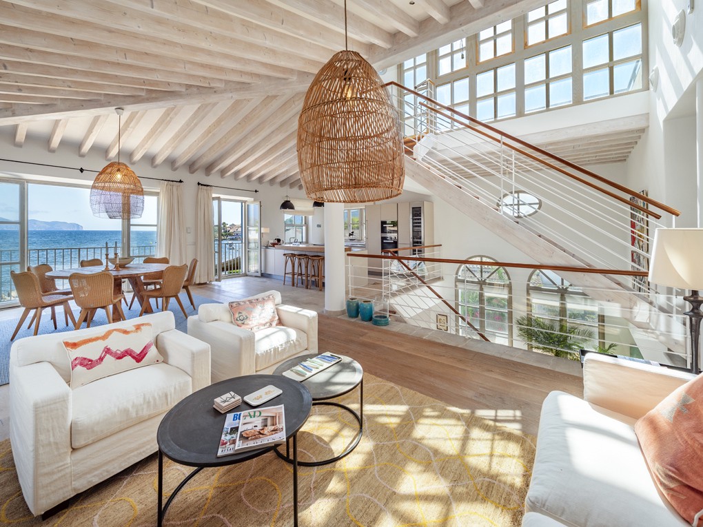 Spectacular villa with 5 en-suite bedrooms on the seafront in Alcudia-2
