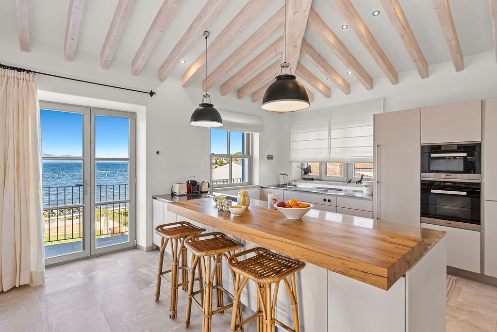 Spectacular villa with 5 en-suite bedrooms on the seafront in Alcudia-5