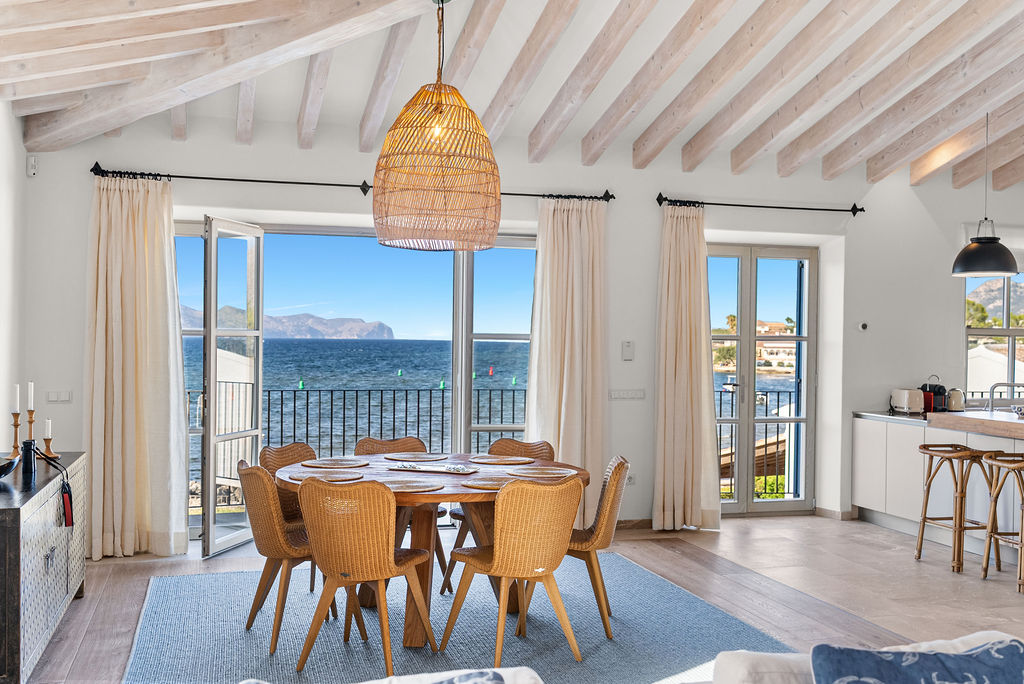 Spectacular villa with 5 en-suite bedrooms on the seafront in Alcudia-3