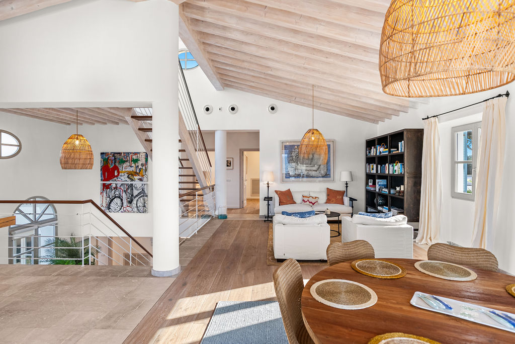 Spectacular villa with 5 en-suite bedrooms on the seafront in Alcudia-10