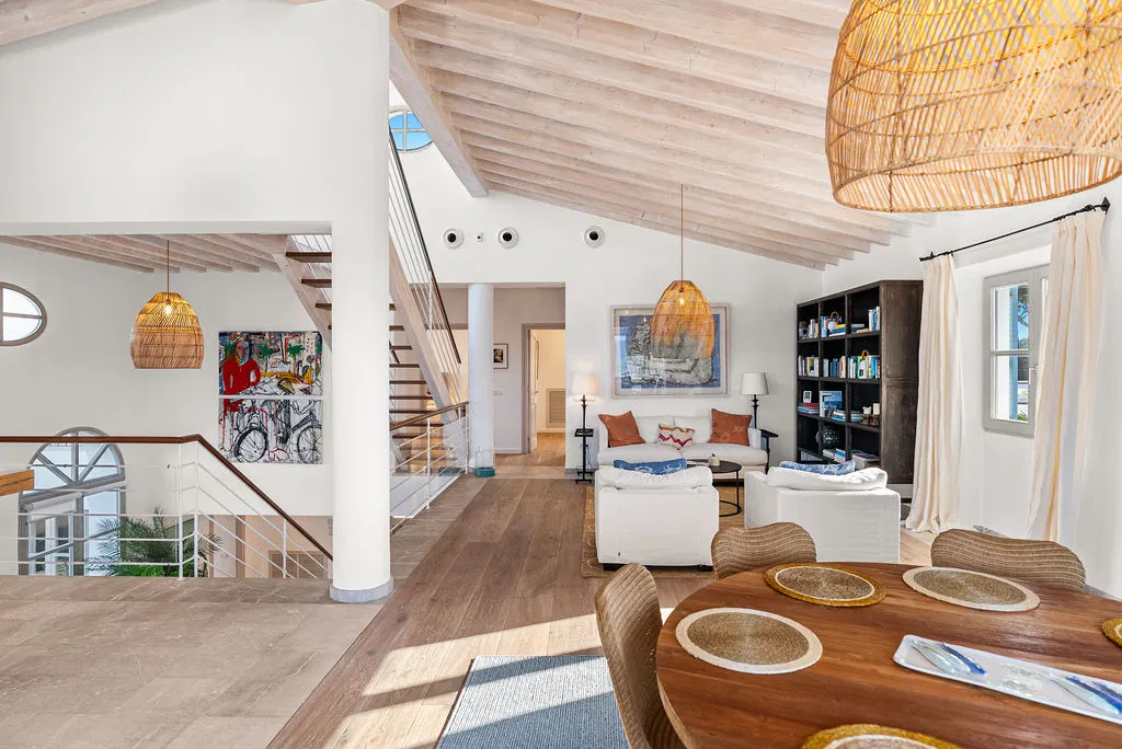 Spectacular villa with 5 en-suite bedrooms on the seafront in Alcudia-10