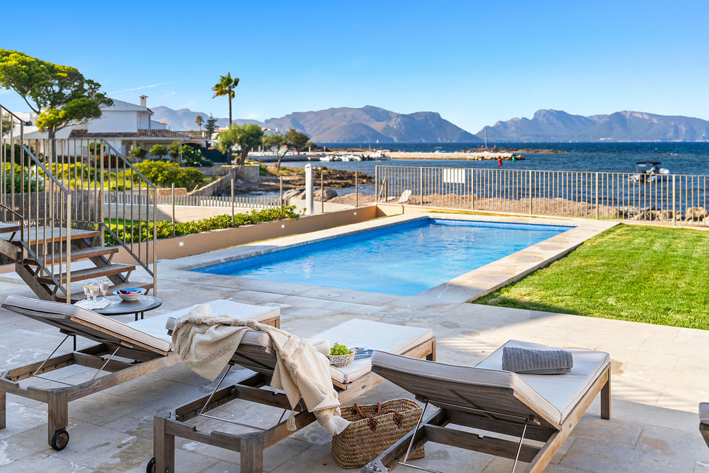 Spectacular villa with 5 en-suite bedrooms on the seafront in Alcudia