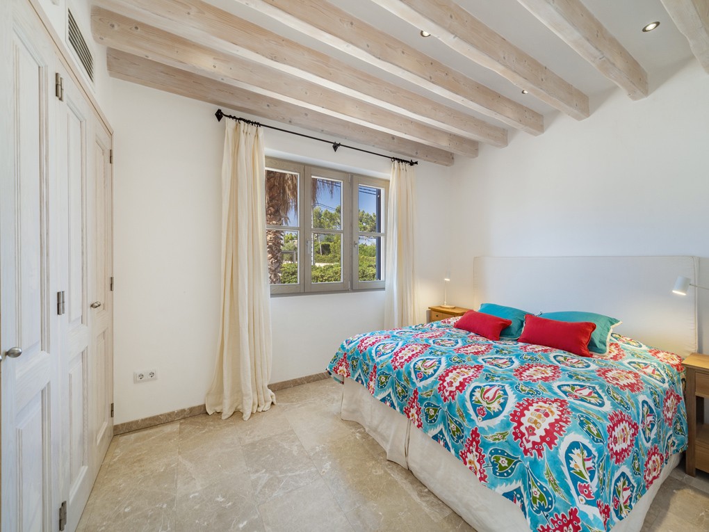 Spectacular villa with 5 en-suite bedrooms on the seafront in Alcudia-16