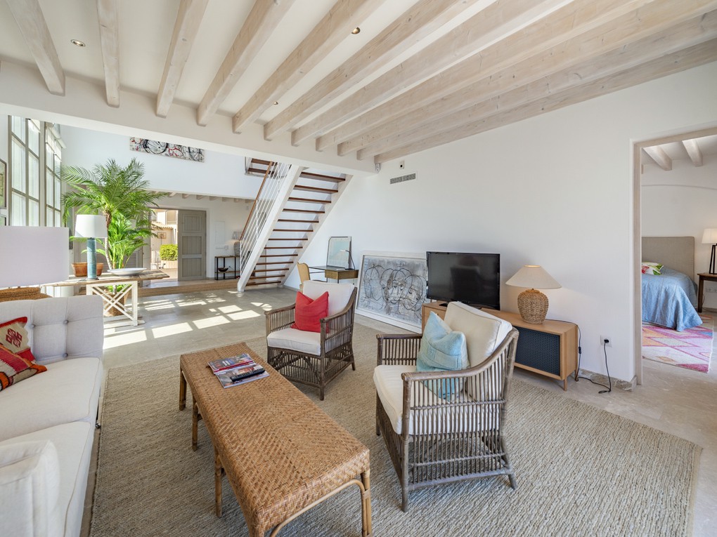 Spectacular villa with 5 en-suite bedrooms on the seafront in Alcudia-7