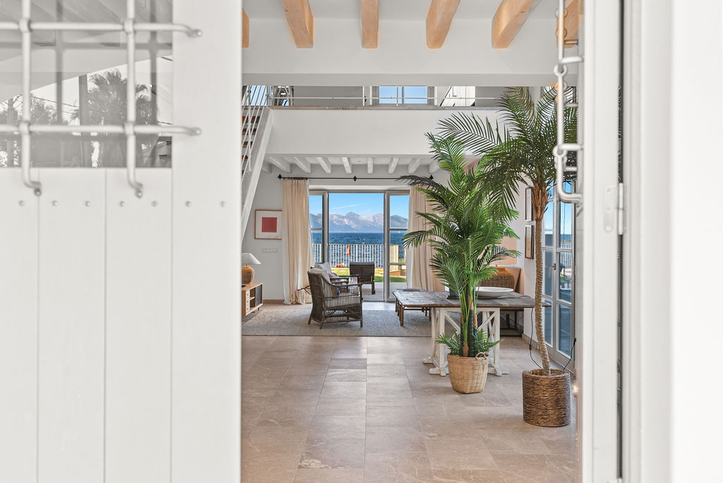 Spectacular villa with 5 en-suite bedrooms on the seafront in Alcudia-11