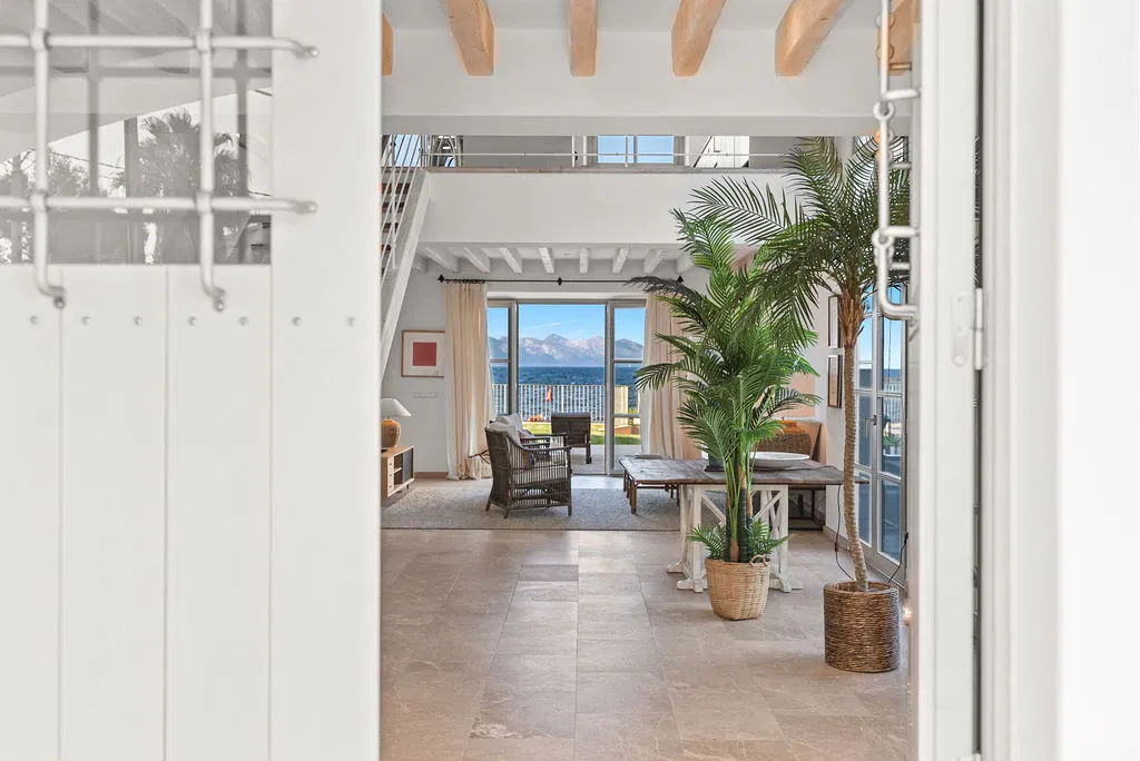 Spectacular villa with 5 en-suite bedrooms on the seafront in Alcudia-11