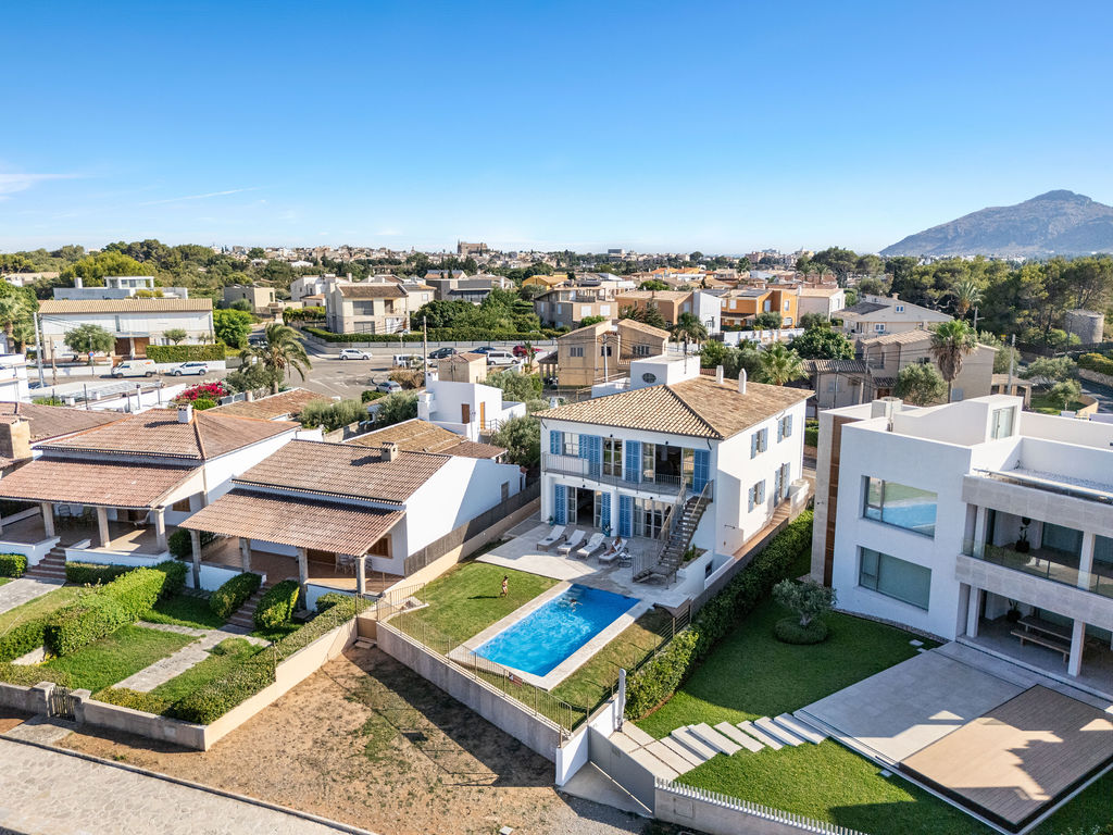 Spectacular villa with 5 en-suite bedrooms on the seafront in Alcudia-4