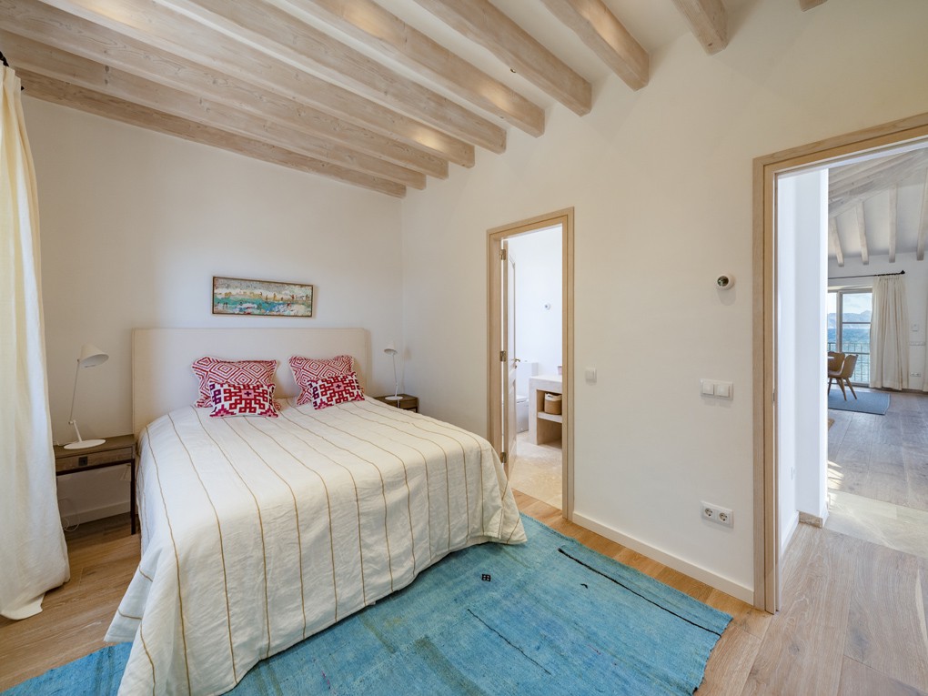 Spectacular villa with 5 en-suite bedrooms on the seafront in Alcudia-18