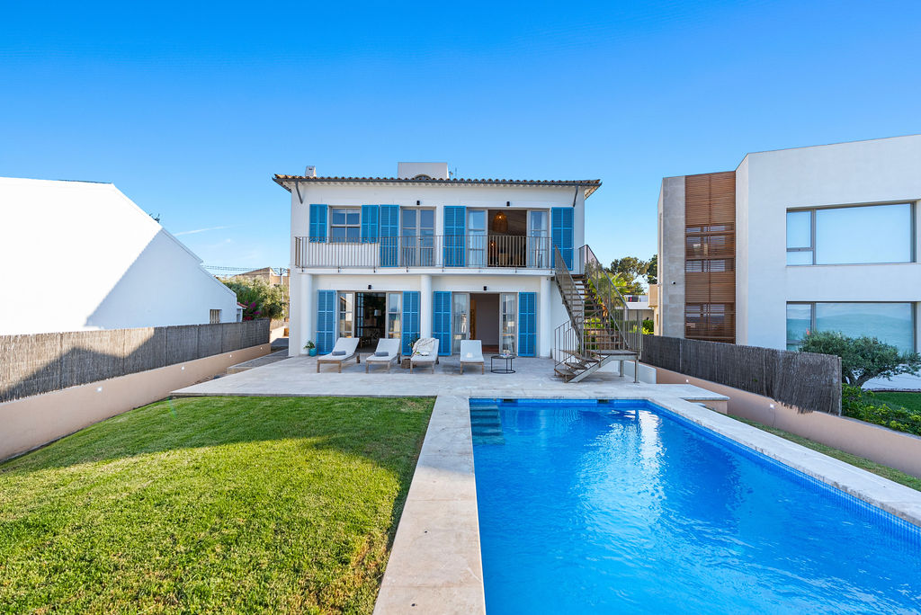 Spectacular villa with 5 en-suite bedrooms on the seafront in Alcudia-22